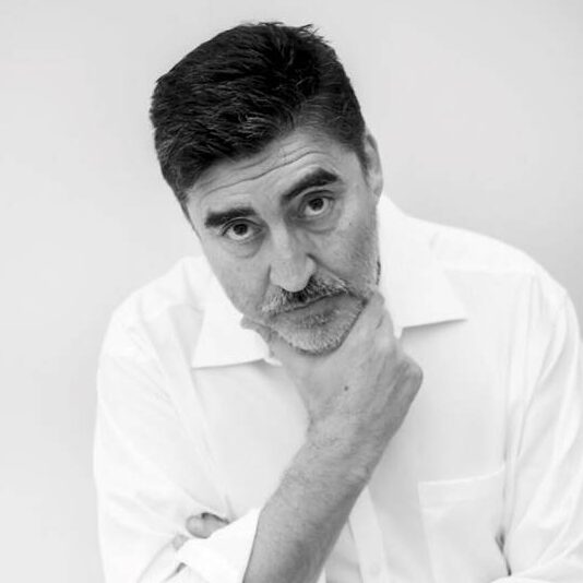 ALFRED MOLINA